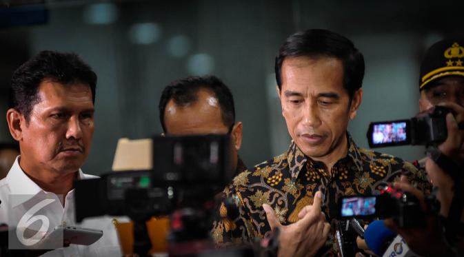 Presiden Joko Widodo (Jokowi) saat memberikan keterangan pers terkait operasi tangkap tangan (OTT) pungutan liar (pungli) di Kemenhub, Jakarta, Selasa (11/10). (Liputan6.com/Faizal Fanani)