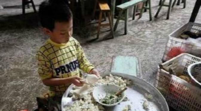 Meski demikian, bocah Liu tak pernah meninggalkan sekolahnya. Sepulang dari sekolah dia mengerjakan pekerjaan rumah lalu membantu kakek neneknya berjualan. (Shanghaiist.com)
