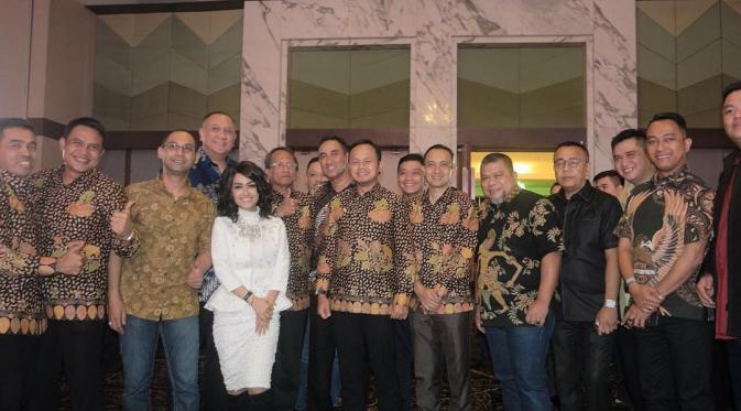 Julia Perez bersama anggota Kapolresta dan pemerintahan Bogor kota [foto: Instagram]