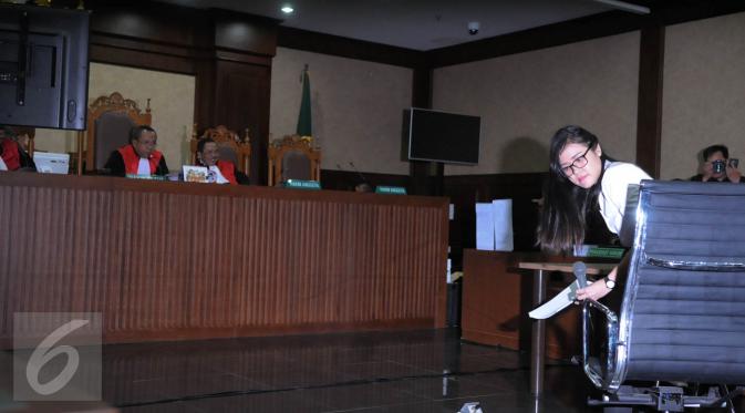 Jessica Wongso bersiap membacakan pledoi saat sidang lanjutan di PN Jakarta Pusat, Rabu (12/10). Dalam pembelaannya terdakwa pembunuhan Mirna Salihin mengungkapkan pengelaman terberatnya selama menjalani proses hukum. (Liputan6.com/Faizal Fanani)