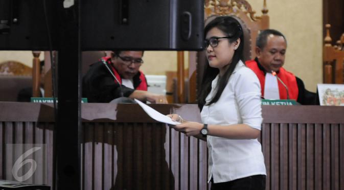 Terdakwa kasus dugaan pembunuhan Wayan Mirna Salihin, Jessica Wongso usai membacakan pledoi pada sidang lanjutan di PN Jakarta Pusat, Rabu (12/10). (Liputan6.com/Faizal Fanani)