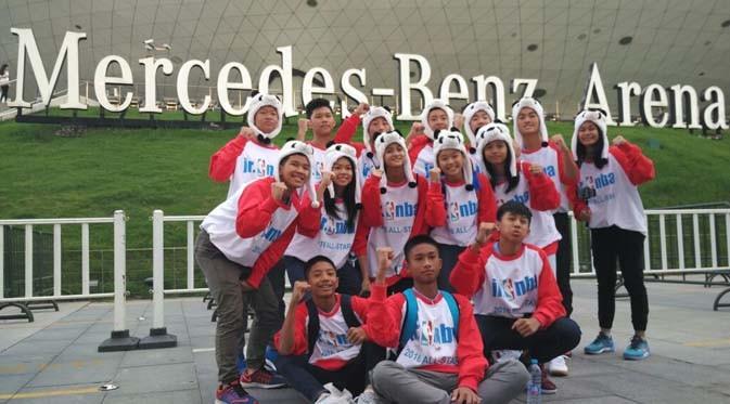 Ke-15 Jr. NBA All-Stars dari Indonesia tengah bersiap untuk menyaksikan NBA Global Games 2016 di Mercedes-Benz Arena, Shanghai