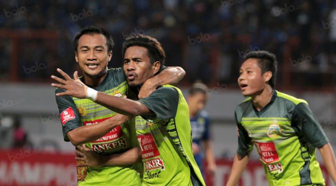 Pemain Bhayangkara United, Ilham Udin Armain saat mencetak gol ke gawang Persib Bandung pada lanjutan Torabika SC 2016 di Stadion Wibawa Mukti, Cikarang, Rabu (12/10/2016). (Bola.com/Nicklas Hanoatubun)