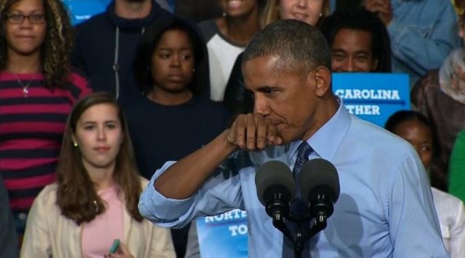 Obama mencium tangannya sendiri, buktikan bahwa ia bukan 'setan'