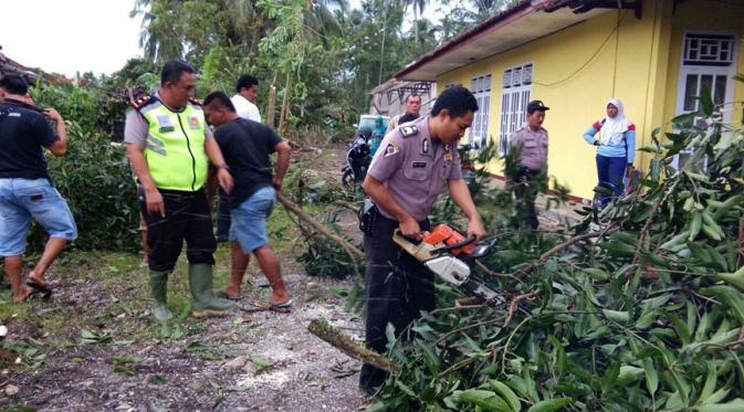 Polisi mendata dan membantu korban angin puting beliung di Kecamatan Parigi, Kabupaten Pangandaran, Jawa Barat. (Twitter/‏@BinmasCiamis)