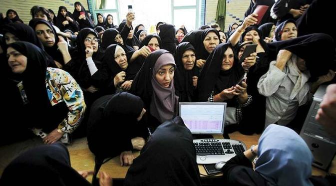 Perempuan Iran mengantre untuk memberikan hak pilihnya pada Pilpres 2009 di Tehran (Reuters)