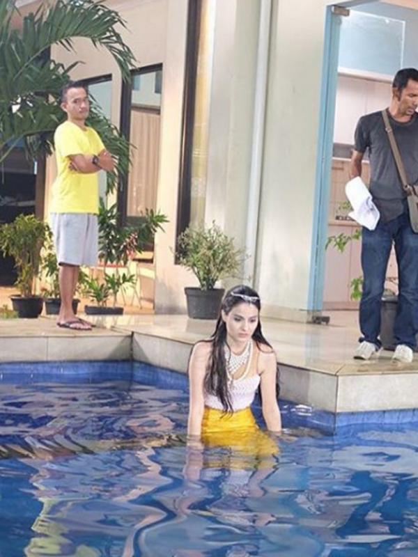Ruben Onsu dan Loyd Christina syuting sinetron Putri Duyung. Foto: Instagram (@bensupdate_)