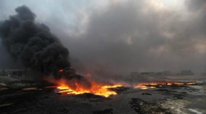 Militan ISIS membakar sumur minyak untuk mengaburkan pandangan pesawat tempur Irak dan koalisinya (Reuters)