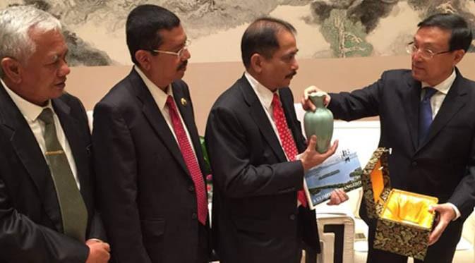 Menpar RI Arief Yahya menerima kenang-kenangan tanda persahabatan dari Walikota Hangzhou Zhang Hongming (kanan)