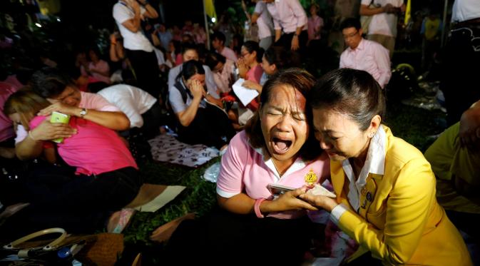 Rakyat Thailand berduka setelah diumumkannya Raja Thailand Bhumibol Adulyadej meninggal di RS Siriraj, Bangkok, Thailand, Kamis (13/10). (REUTERS / Chaiwat Subprasom)