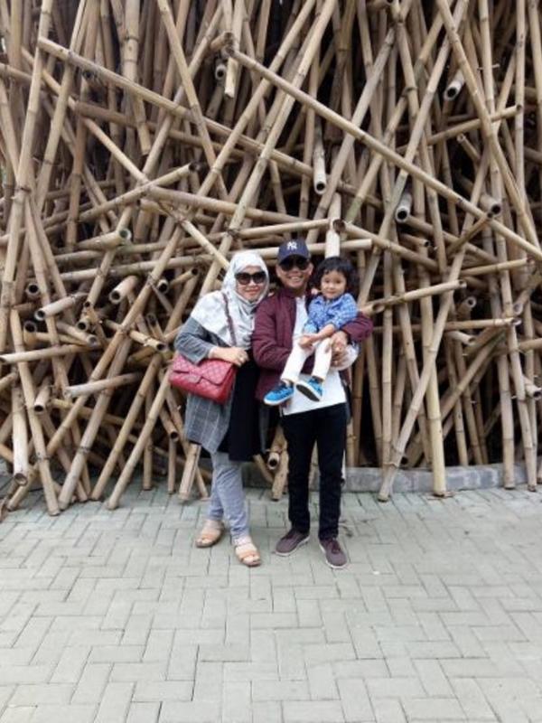 Umi Kalsum dan Abdul Razak serta Bilqis di Lembang, Bandung (Instagram/@mom_ayting92_)