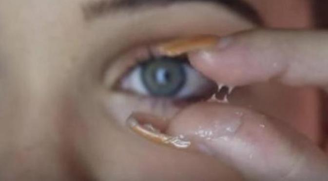 Menggunakan Vaseline untuk membuat bulu mata lebih tebal. Sumber : independent.co.uk.