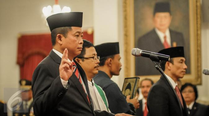 Presiden Joko Widodo (Jokowi) melantik Ignasius Jonan sebagai Menteri Energi dan Sumber Daya Mineral (ESDM), sementara Arcandra Tahar sebagai Wakil Menteri ESDM di Istana Negara, Jakarta, Jumat (14/10). (Liputan6.com/Faizal Fanani)