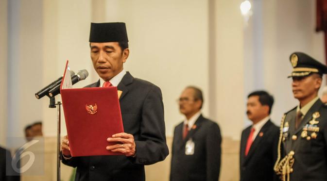 Presiden Jokowi membacakan sumpah jabatan saat pelantikan Menteri dan Wakil Menteri ESDM di Istana Negara, Jakarta, Jumat (14/10). Ignasius Jonan dilantik sebagai Menteri ESDM dan Arcandra Tahar menjabat sebagai Wakilnya. (Liputan6.com/Faizal Fanani)