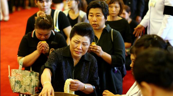 Warga menangisi kepergian Raja Thailand Bhumibol Aduyadej di Grand Palace, Bangkok, Jumat (14/10). Raja Bhumibol meninggal pada usia 88 tahun. (Reuters/Athit Perawongmetha)