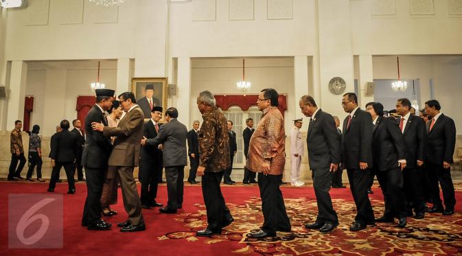 Barisan Menteri Kabinet Kerja memberikan ucapan selamat setelah acara pelantikan Ignasius Jonan sebagai Menteri ESDM baru dan Arcandra Tahar sebagai Wakil Menteri ESDM di Istana Negara, Jakarta, Jumat (14/10). (Liputan6.com/Faizal Fanani)