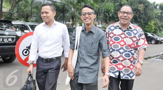 Ario Kiswinar (tengah) didampingi kuasa hukumnya mendatangi Mapolda Metro Jaya, Jakarta, Jumat (14/10). Kedatangan Kiswinar guna dimintai keterangan terkait pencemaran nama baik yang diduga dilakukan Mario Teguh. (Liputan6.com/Yoppy Renato) 