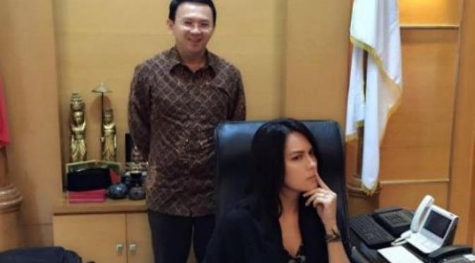 Sophia Latjuba saat berada di ruangan Ahok di Balai Kota Jakarta. (Instagram - @sophia_latjuba88)