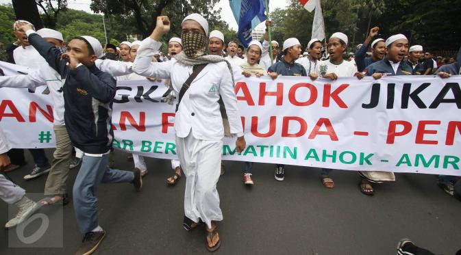 Massa dari ormas Islam mengusung spanduk dan berorasi menyampaikan kecaman terhadap Basuki Tjahaja Purnama terkait pernyataan Ahok yang dinilai menyinggung satu golongan masyarakat di Balai Kota Jakarta, Jumat (14/10). (Liputan6.com/Immanuel Antonius)