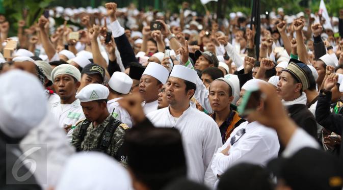 Massa dari ormas Islam berorasi menyampaikan kecaman terhadap Basuki Tjahaja Purnama di Balai Kota Jakarta, Jumat (14/10). Mereka berdemonstrasi terkait pernyataan Ahok yang dinilai menyinggung satu golongan masyarakat. (/Immanuel Antonius)
