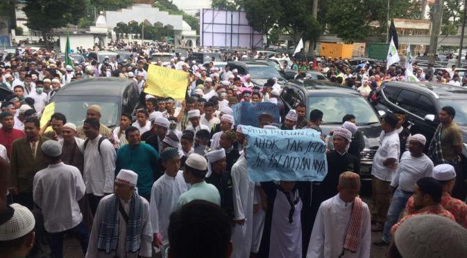 Tak hanya di Jakarta, unjuk rasa mengecam Gubernur Ahok juga berlangsung di Medan, Sumatera Utara. (Liputan6.com/Reza Perdana)