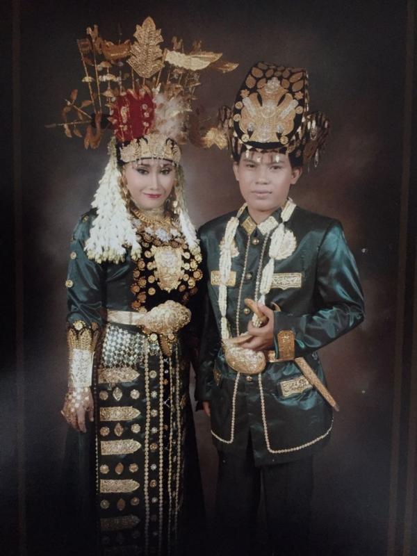Sari Rahmani dan Faank Wali  saat resepsi pernikahan mengenakan adat Gorontalo (Dok. Pribadi)