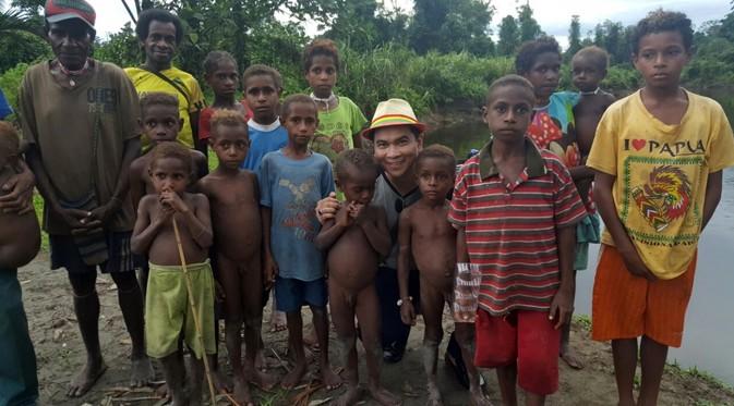 Krisna Mukti bersama dengan masyarakat Papua