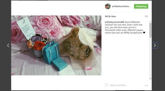 Prilly Latuconsina mengunggah foto hadiah dari Teuku Rassya dan kedua orangtuanya. (Instagram)