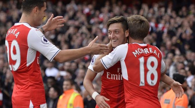 Mesut Ozil dan pemain Arsenal lainnya merayakan gol ke gawang Swansea, pada Sabtu (15/10/2016. (Reuters / Hannah McKay)