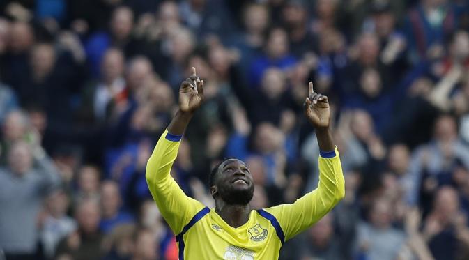 Selebrasi Romelu Lukaku, striker Everton, usai mencetak gol ke gawang Manchester City. (Reuters/Phil Noble)