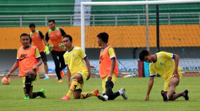 Pemain Persegres Gresik United menjalani latihan. (Bola.com/Fahrizal Arnas)