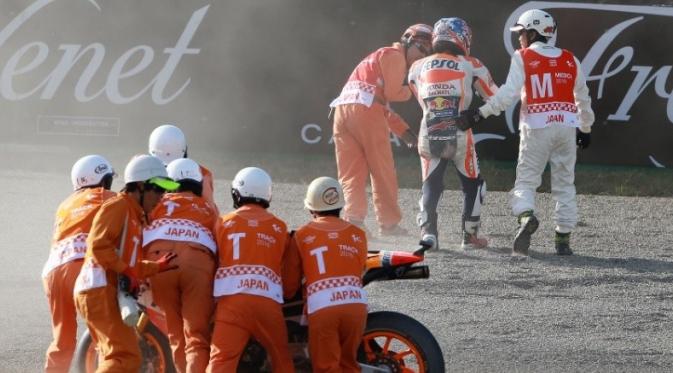 Kecelakaan yang menimpa pembalap Repsol Honda, Dani Pedrosa, pada sesi latihan bebas kedua MotoGP Jepang di Twin Ring Motegi, Jumat (14/10/2016). (Crash)