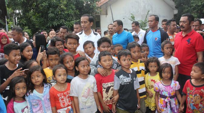 Jokowi nostalgia masa kecil di bantaran Kali Anyar, Cinderejo, Banjarsari, Solo, Jawa Tengah. (Liputan6.com/Fajar Abrori)‎