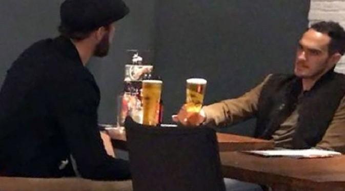 Andry Carroll (kiri) tertangkap sedang menikmati bir bersama Joey O'Brien saat West Ham United sedang melawan Crystal Palace. (Mirror)