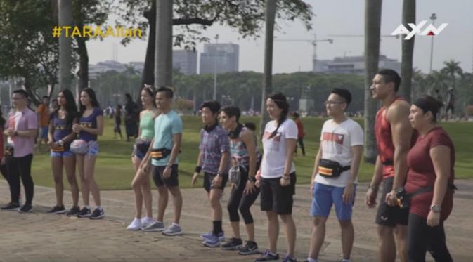 Para peserta The Amazing Race Asia Season 5 mulai berkumpul di lokasi pertama yaitu Monumen Nasional di jakarta.