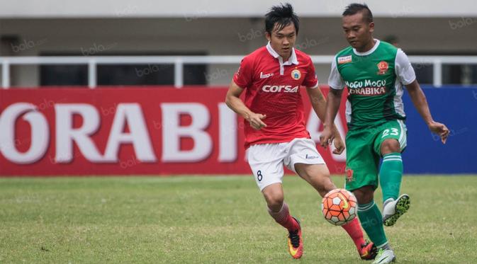 Gelandang PS TNI, Wawan Febrianto, berusaha melewati gelandang Persija Jakarta, Sutanto Tan, pada laga TSC 2016 di Stadion Pakansari, Bogor, Jumat (14/10/2016). Persija menang 2-1 atas PS TNI. (Bola.com/Vitalis Yogi Trisna)