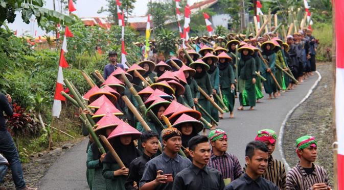 Perang Tomat di Festival Gunung Slamet, Purbalingga, Jawa Tengah. (Liputan6.com/Aris Andrianto)