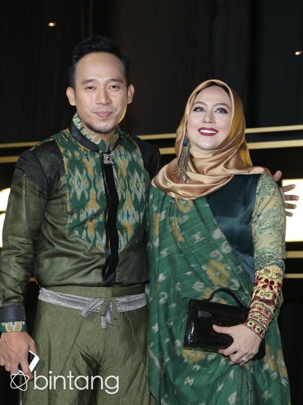 Denny Cagur beserta istrinya, Santi Widihastuti. (Galih W. Satria/Bintang.com)