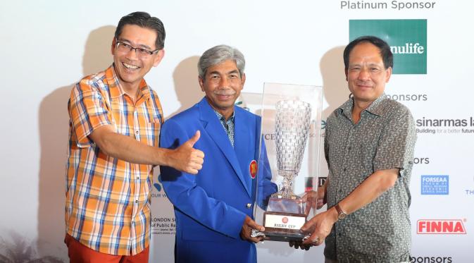  Wakil Menteri Luar Negeri, A M Fachir (tengah) menerima piala bergilir yang diserahkan oleh   Secretary-General of ASEAN H.E. Le Luong Minh (kanan)  pada acara Asean Charity Golf Tournament yang ke 2  Minggu (16/10/2016) (Liputan6.com /Herman Zakharia)