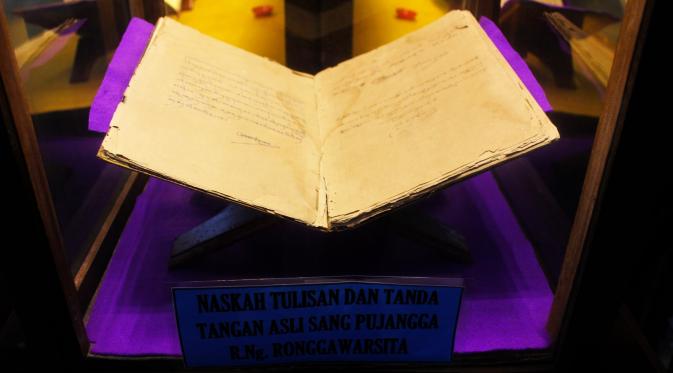 Naskah kuno Ronggowarsito dipamerkan di Museum Radya Pustaka, Solo, Jawa Tengah. (Liputan6.com/Fajar Abrori)