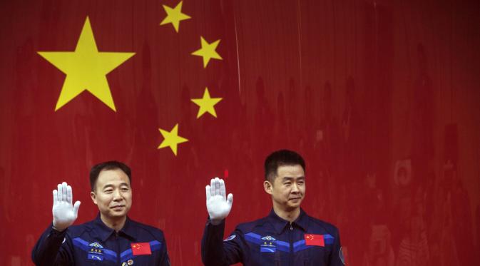 Jing Haipeng (kiri) and Chen Dong, dua astronot China yang dikirim ke laboratorium angkasa luar menggunakan Shenzhou 11 (AP)