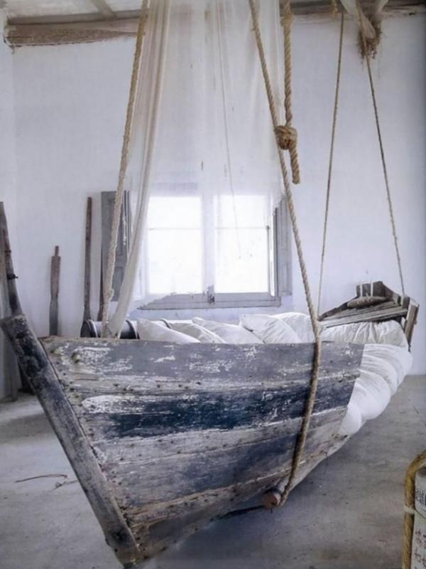 Pakai perahu bekas untuk kursi gantung. (Via: boredpanda.com)