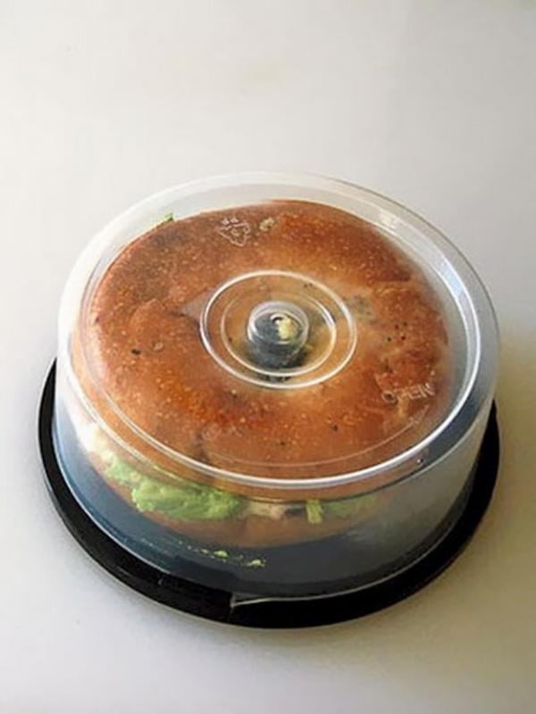 Pakai tempat bekas CD untuk tempat sandwich. Jangan lupa dicuci, yaaa. (Via: boredpanda.com)