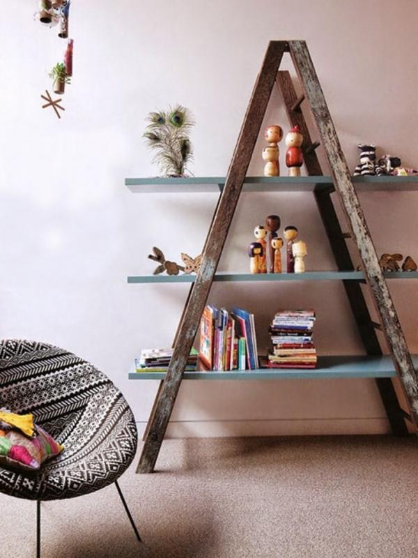 Pakai tangga bekas untuk rak buku. (Via: boredpanda.com)