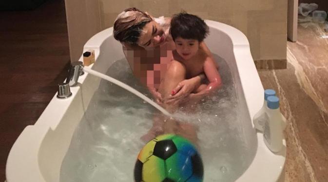 Nikita Mirzani  pamer foto mandi bareng anak [foto: instagram]