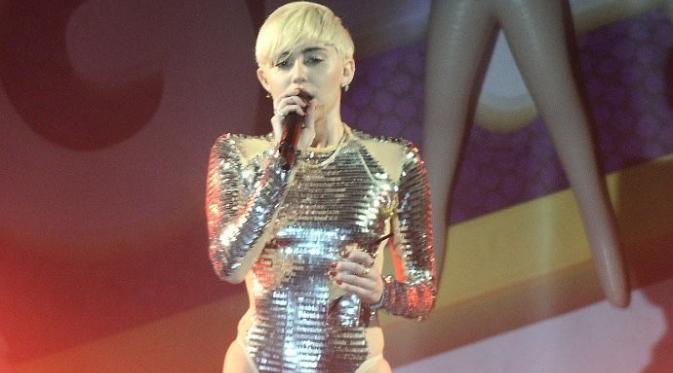Baru saja beredar video Miley Cyrus membiarkan penggemar meraba-raba daerah intimnya. 