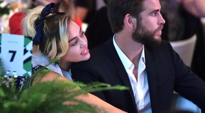 Miley Cyrus dan Liam Hemsworth menghadiri acara resmi mereka sebagai pasangan untuk pertama kalinya di Power of Women Luncheon, Jumat (14/10/2016).