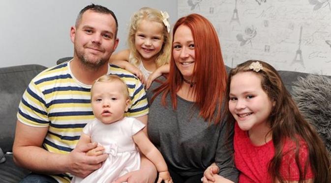 Frankie Morrison dan keluarganya. (Daily Mail)