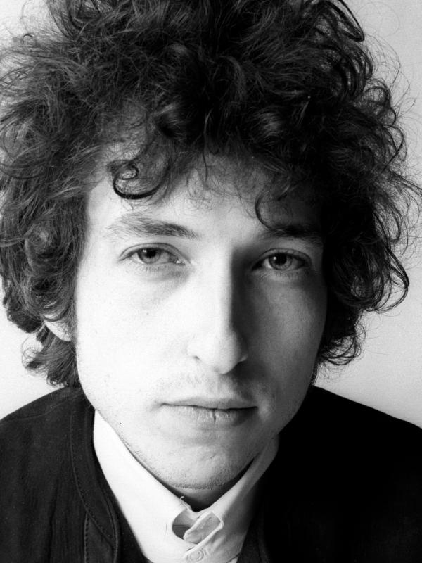 Bob Dylan adalah seorang penyanyi kelahiran Amerika.