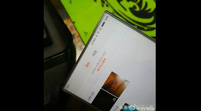 Sebuah foto diduga Mi Note 2 muncul di jejaring sosial asal Tiongkok, Weibo (Foto: Phone Arena)